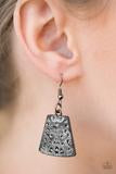 Paparazzi Here Comes The Huntress Black Hammered Gunmetal Necklace